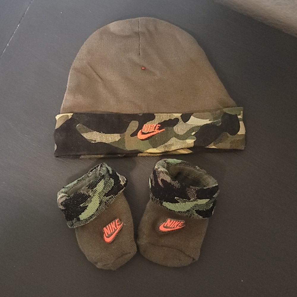 Nike baby hat and socks set
